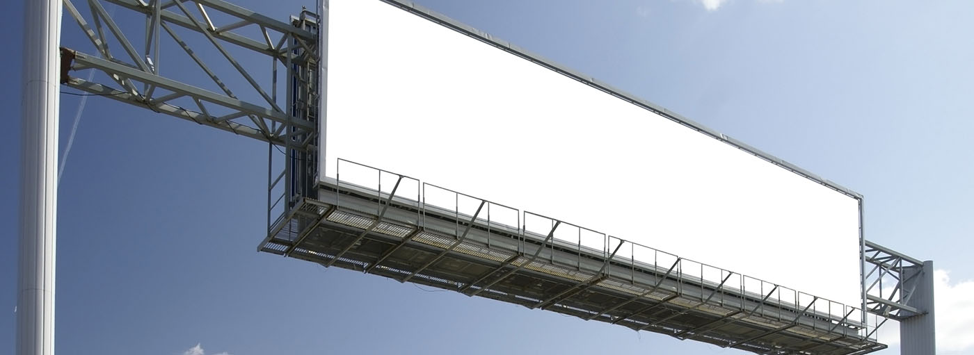 Instalaci&oacute;n de anuncio publicitario en estructura met&aacute;lica